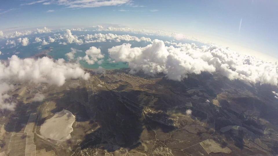А это Артëм фотку показывал, где можно классно полетать... если уметь летать) Там площадка приземления не самая простая. Ых... Считаем, что фото из открытых источников) 