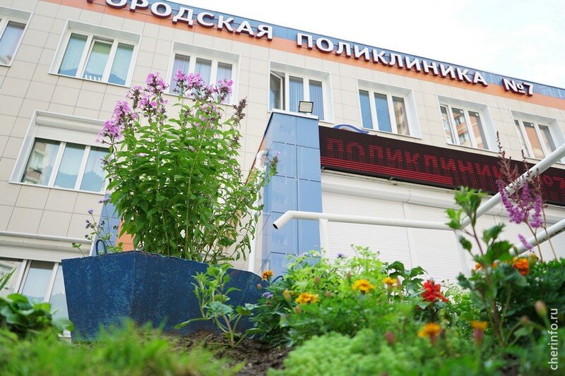    Это 12 терапевтов, по 7 педиатров и стоматологов, по 3 невролога и анестезиолога, еще эндокринологи, офтальмологи, хирурги, психиатр и онколог.