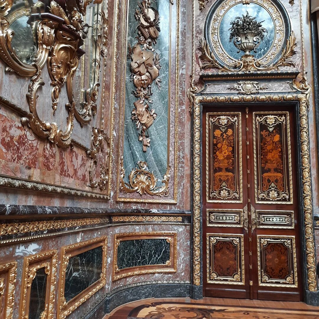 Двери в технике  маркетри. Фото автора.