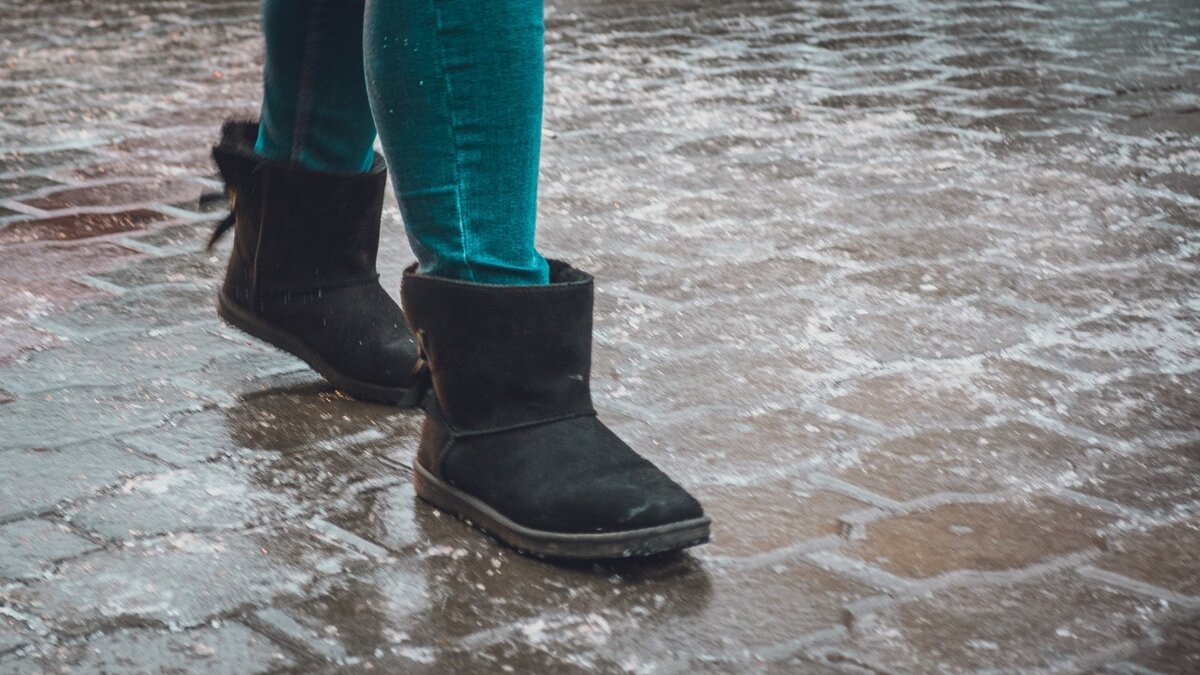     Сильный дождь размыл дороги в одном из муниципалитетов Приморья. Местные жители побежали прятаться, кто куда.