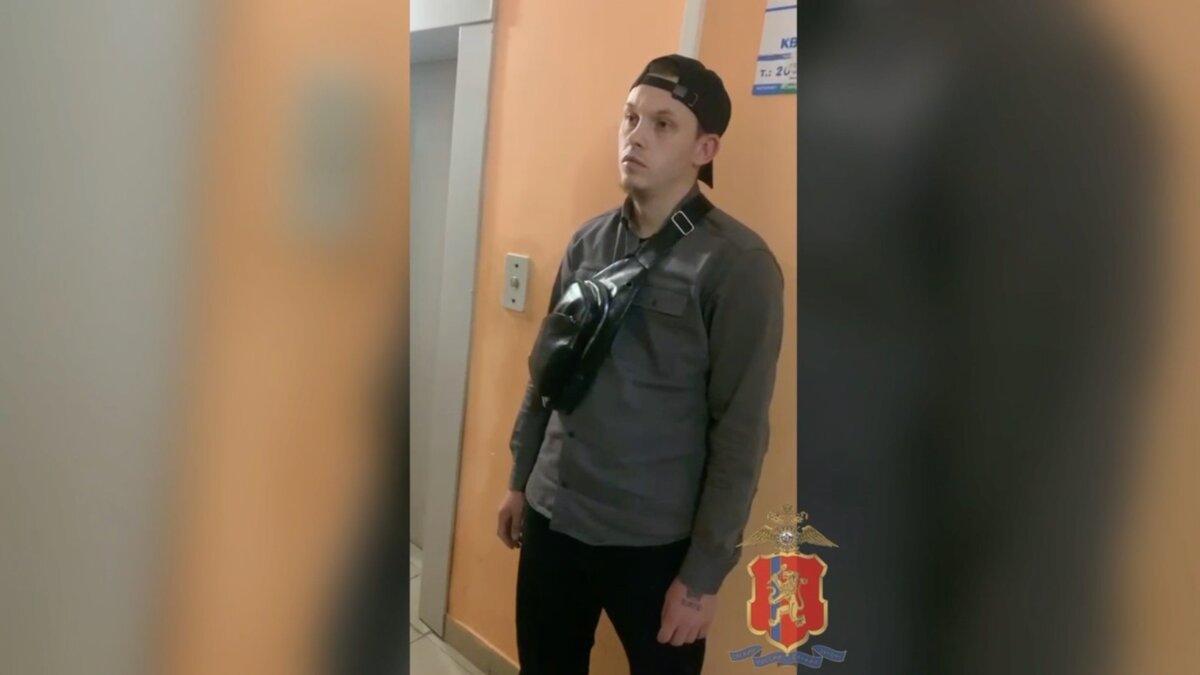     20-летний красноярец устроился курьером мошенников и отказался отдавать украденные деньги. В ответ они слили данные о нем в полицию.