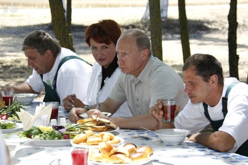 В центре Елена Скрынник и Владимир Путин. Фото: kommersant.ru