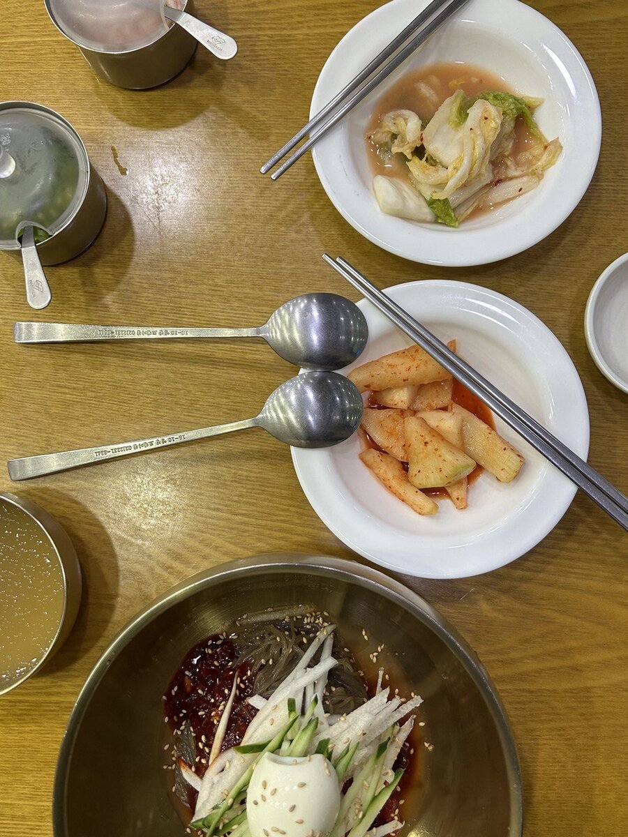 Редька кимчи в кафе. 