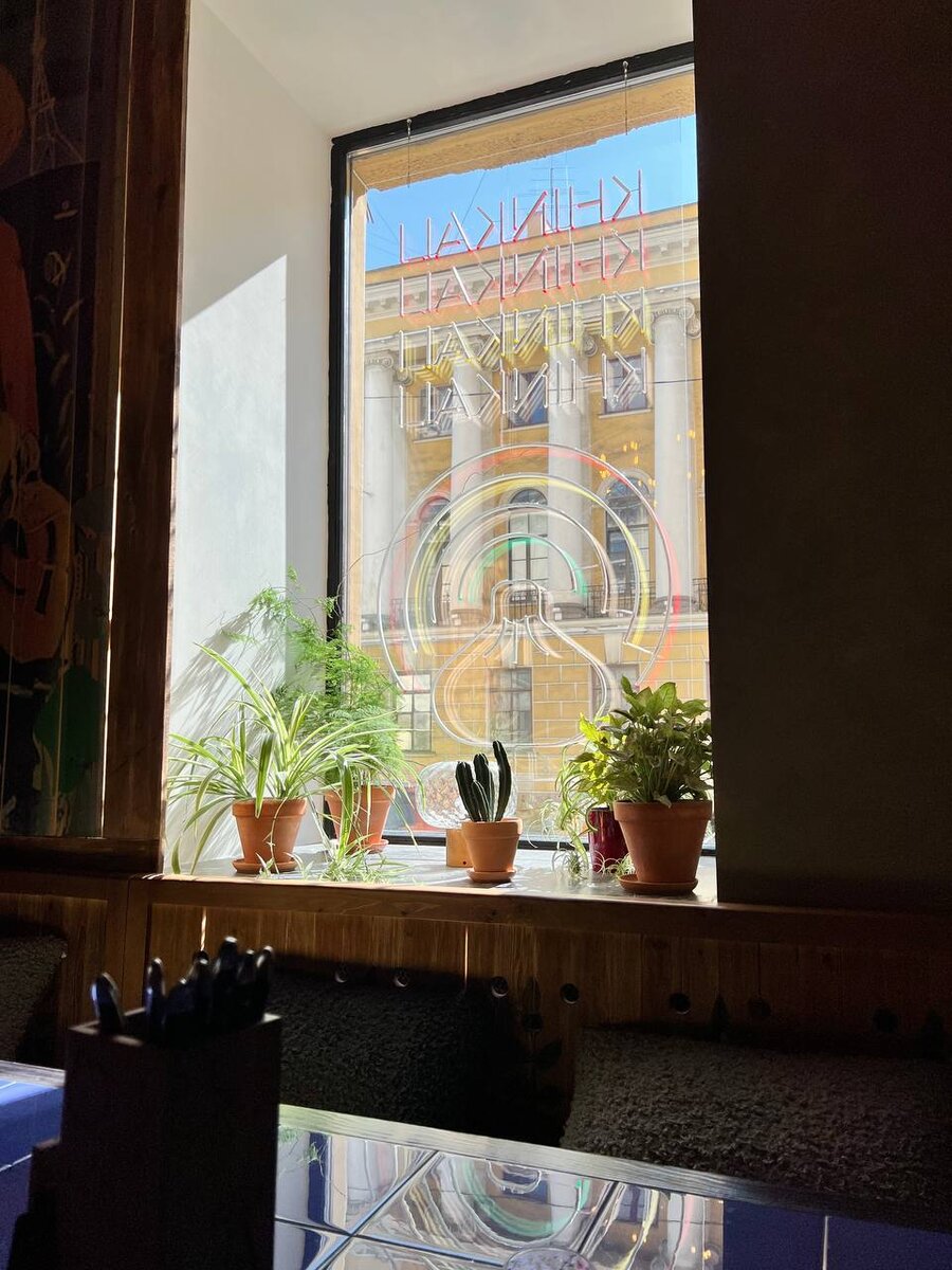 В окне виднеется хинкал :)