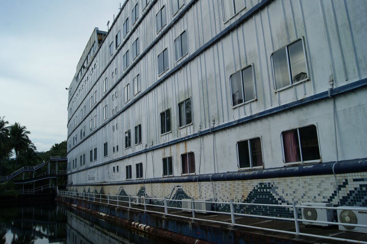 Заброшенный лайнер в тайланде. Заброшенный круизный лайнер в тайланде. Заброшенный отель корабль в тайланде на острове. Коста эсмеральда италия корабль. Aidaluna круизное судно.