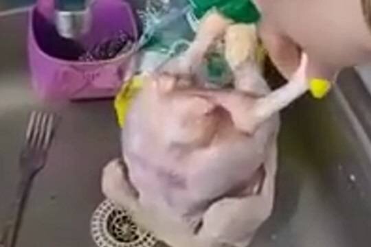    Производитель полуфабрикатов «Приосколье» отверг обвинения в выращивании трехногих кур-мутантов