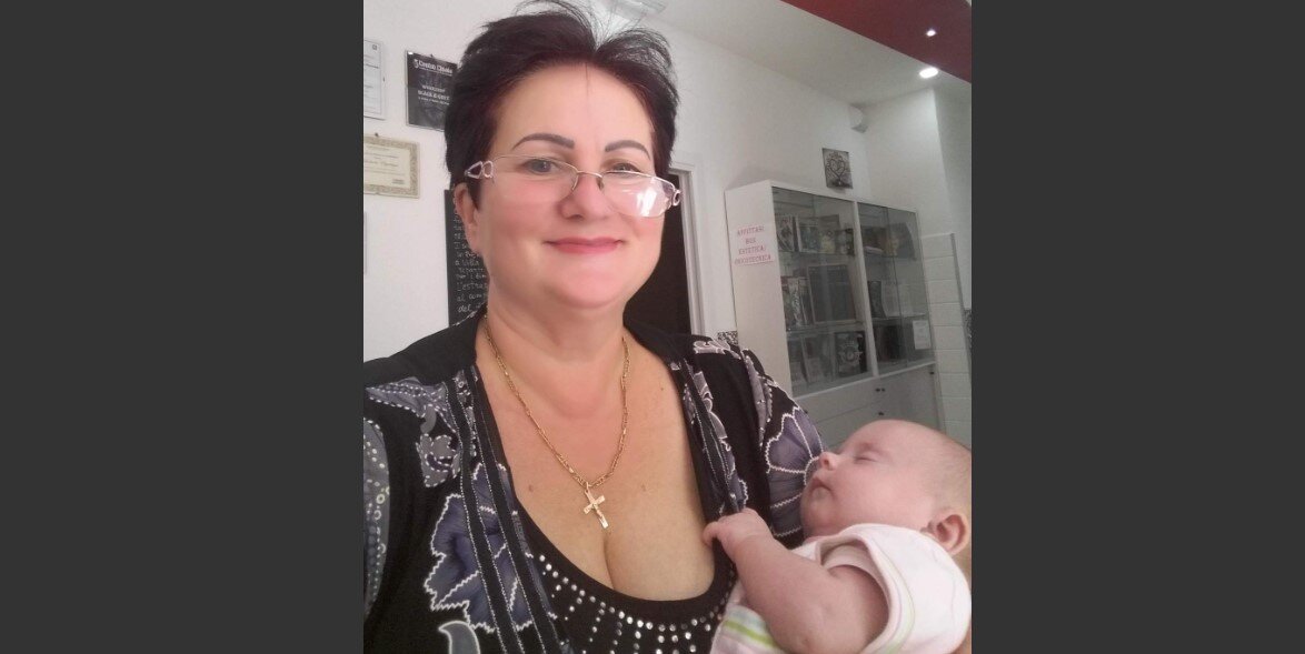 маленькая всегда была в тату-салоне, маме надо было работать