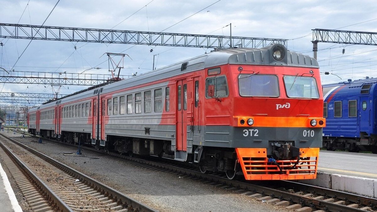     Жители Тюменской области обвинили РЖД в жадности. По словам тюменцев, жд-перевозчик продает неограниченное число билетов на электричку, следующую рейсом Тюмень — Ишим. Вследствие чего пассажирам приходится ехать сидя на полу в тамбуре.