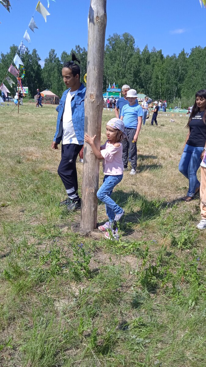 Это столб. На него нужно взобраться, удобнее это сделать босиком.