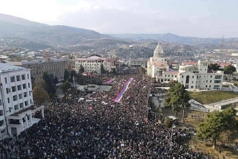 Многотысячный митинг в Степанакерте - столице Нагорно-Карабахской Республики (Республики Арцах). Фото из открытых источников сети Интернета.