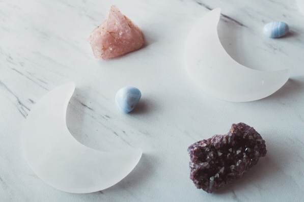 Я люблю кристаллы селенита в лунной форме, очень уместно!