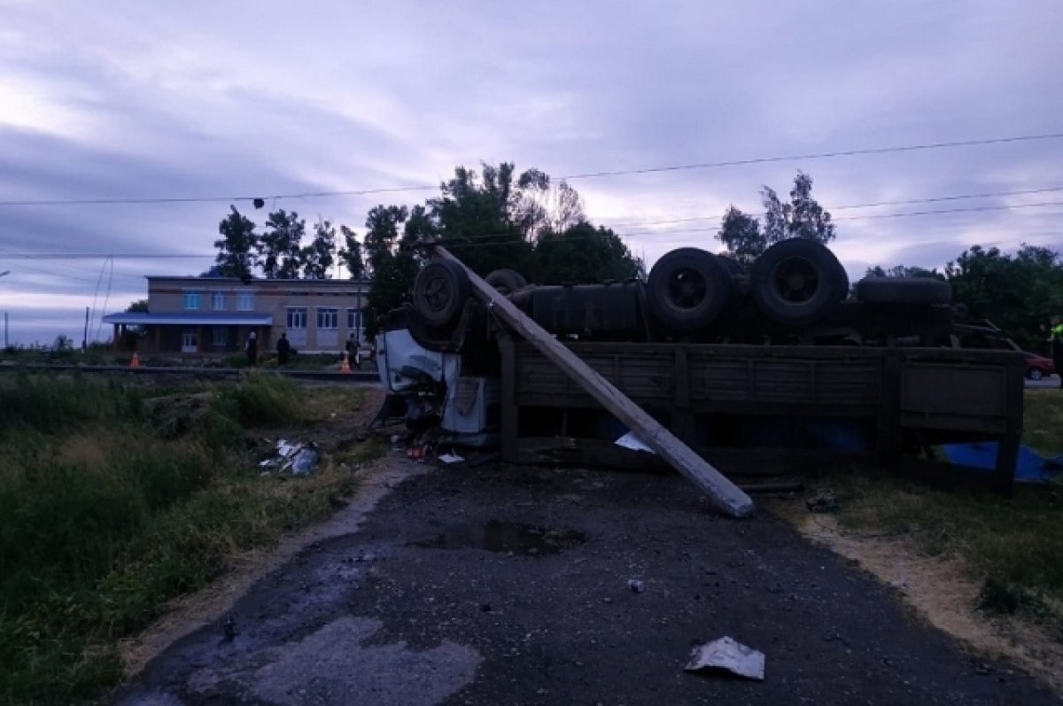    В Белгородской области два человека погибли после опрокидывания грузовика