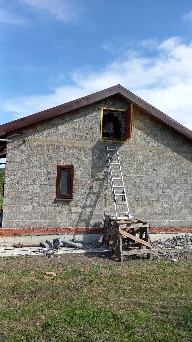 Муж делает вход на чердак с улицы при помощи болгарки и перфоратора