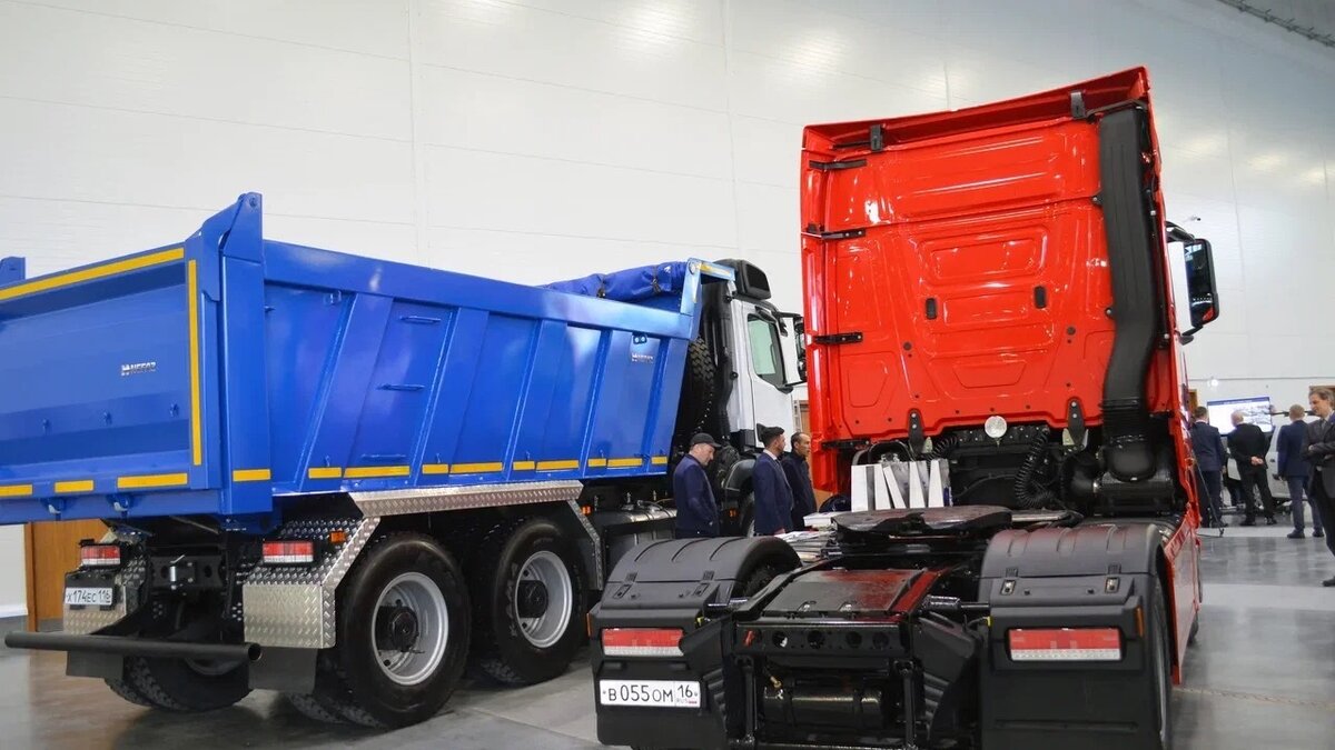     Первые беспилотные грузовики «Камаз» начнут курсировать по трассе М-11 уже 14 июня. Об этом уведомила пресс-служба министерства транспорта России.