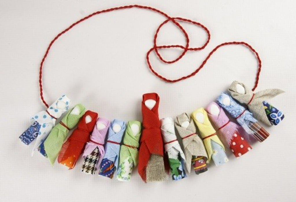 Оберег от Лихоманок из 12 куколок, а в центе кукла большая по размеру - Мара.