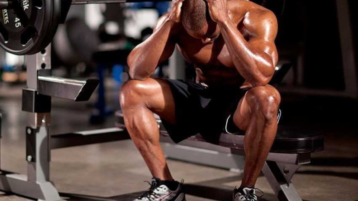 после силовых упражнений. растяжка после силовой тренировки для мужчин. пожилой мужчина в спортзале. силовые упражнения. после силовых упражнений.