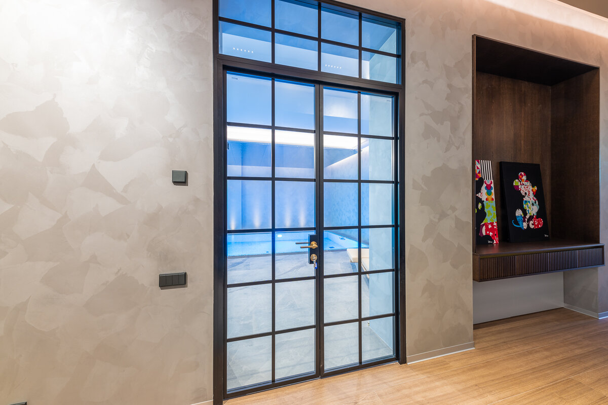 Стеклянные каркасные двери NAYADA-Quadro в загородном доме