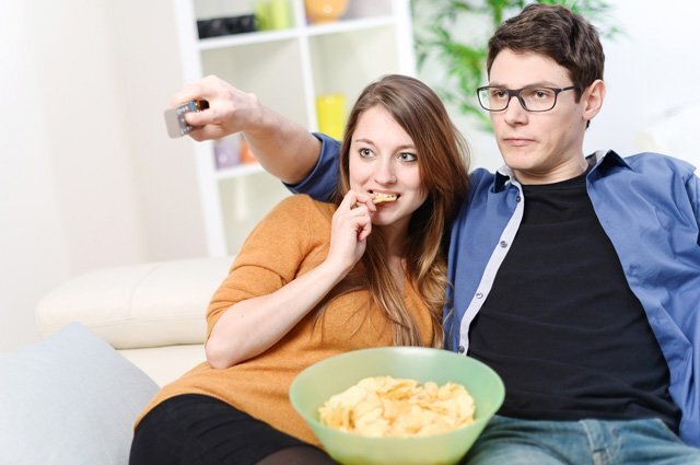 Почему нельзя отвлекаться во время еды: влияние телевизора, чтения и разговоров