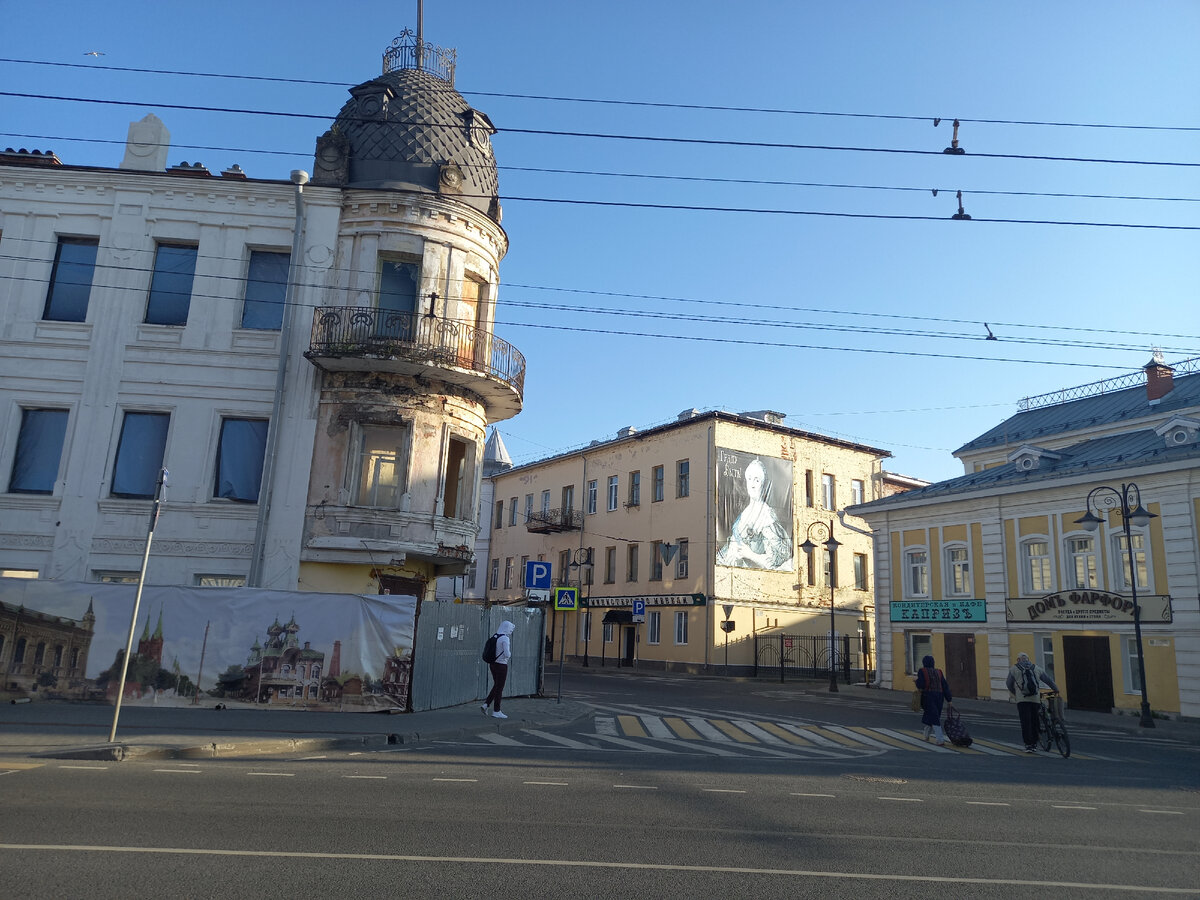 Вон портрет императрицы на торце здания