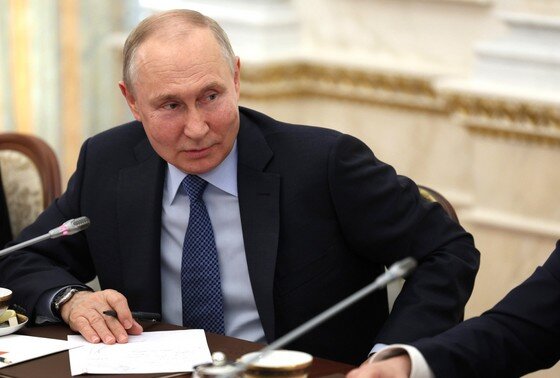    Президент РФ Владимир Путин во время встречи с военными корреспондентами в Кремле