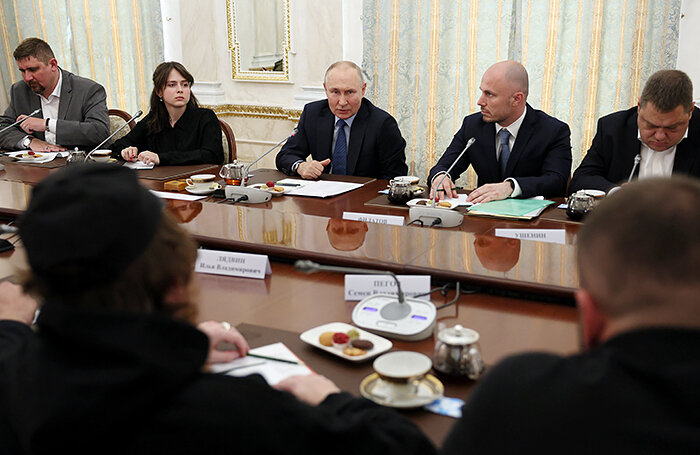    Президент РФ Владимир Путин (в центре) во время встречи с военными корреспондентами в Кремле. Sputnik/Gavriil Grigorov/Kremlin/Reuters