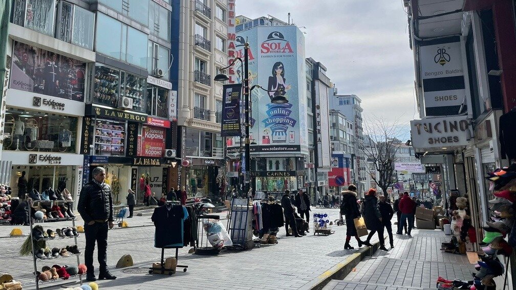     Магазины Турции начали принимать платежи через СБП и по картам Visa, MC, UP, «Мир» российских банков. Правда обойдется это удовольствие в круглую сумму. Считаем, что выгоднее, отдыхать с картой или носить с собой наличку.