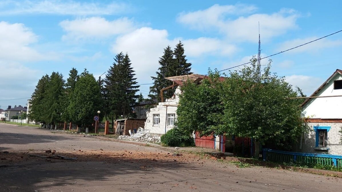     Днем в среду, 14 июня, под обстрел со стороны Украины попал курский поселок Глушково. Двое местных жителей пострадали. Об этом сообщил губернатор Курской области Роман Старовойт.