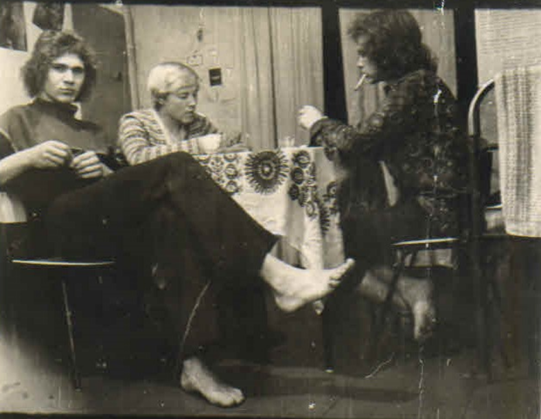 мои друзья в общаге, конечно все "лохмачи", как нас называло старшее поколение