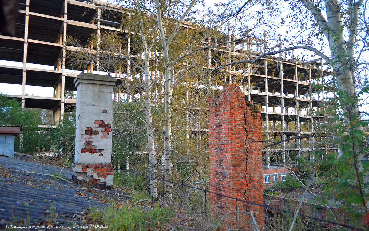 Красная труба – от бывшей котельной, располагавшейся в подвале Дома офицеров