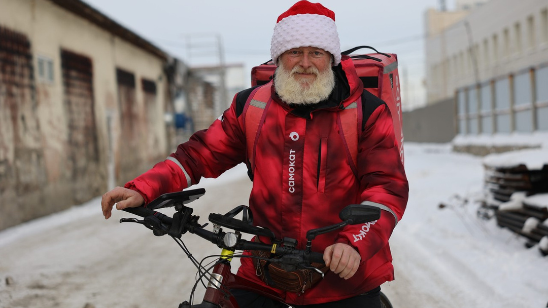 А это знаменитый челябинский "зачётный дед". Его знают все челябинцы. Он настоящий доставщик еды. Любят его за колоритную внешность и приятное поведение. Но и у него угнали велосипед... https://74.ru/text/gorod/2021/05/27/69935573/ 