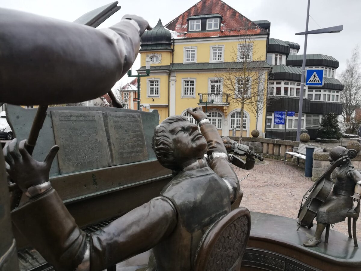 DONAUESCHINGEN. ОРИГИНАЛЬНАЯ КОМПОЗИЦИЯ В ЦЕНТРЕ ГОРОДА. ГЕРМАНИЯ