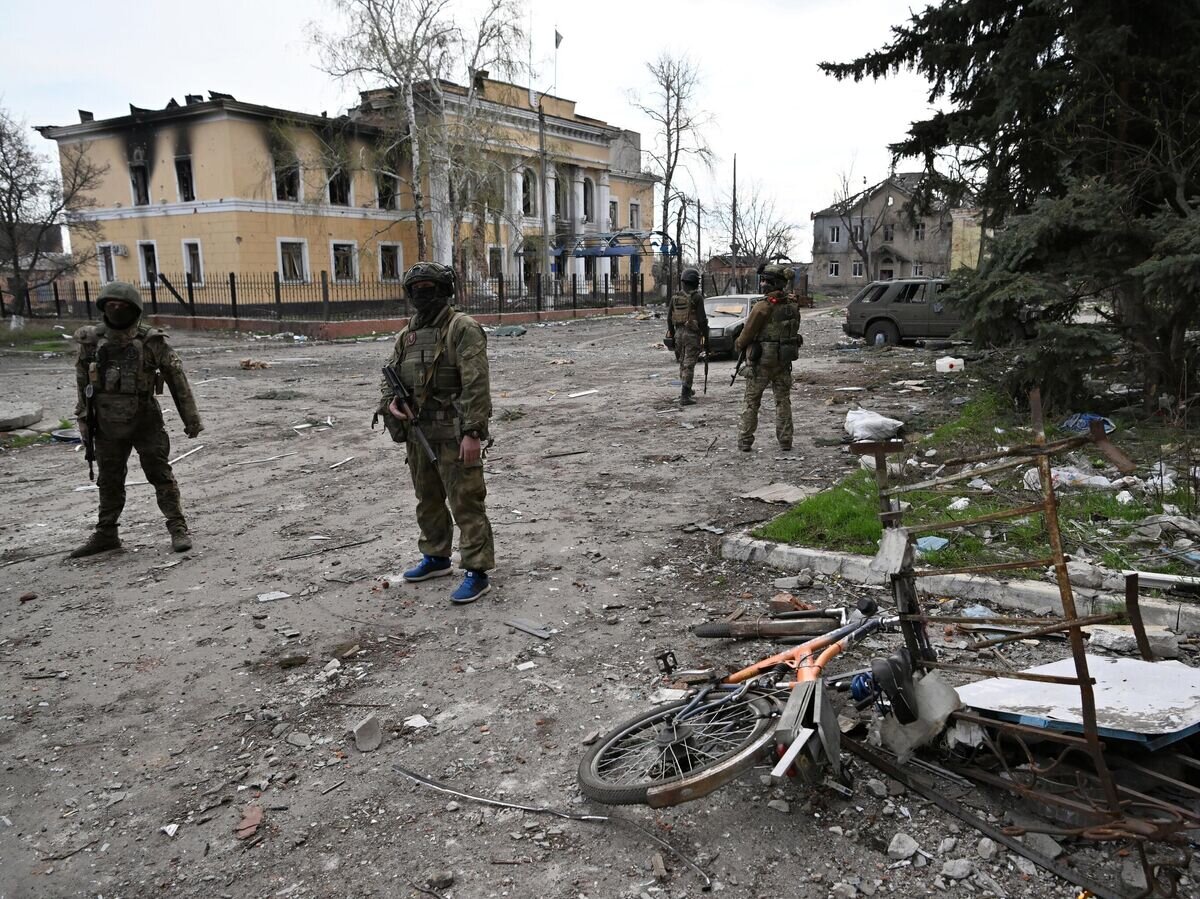    Бойцы ЧВК "Вагнер" в центре Артемовска© РИА Новости / Евгений Биятов