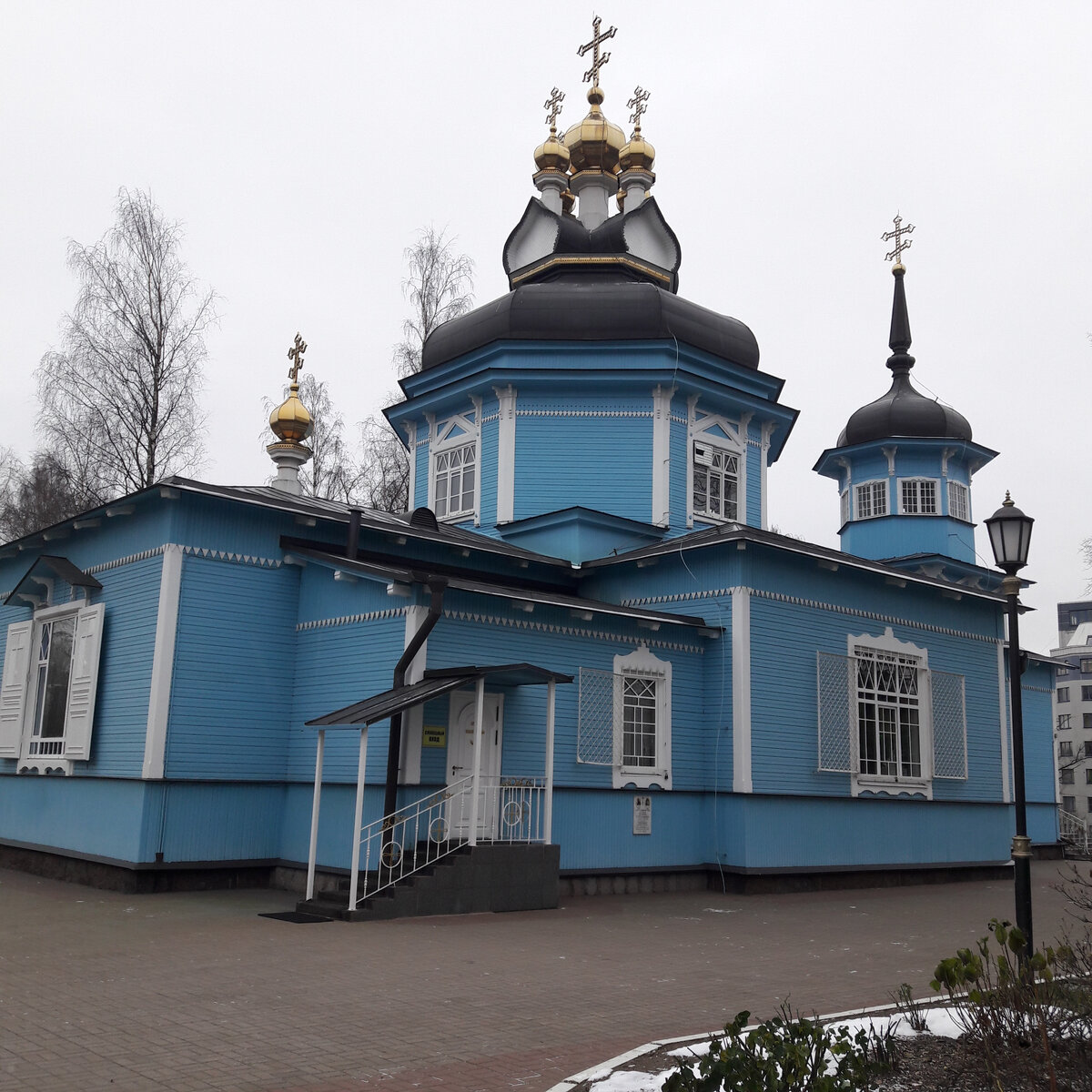 7 апреля. Православный деревянный храм Димитрия Солунского в районе Коломяги, Санкт-Петербург