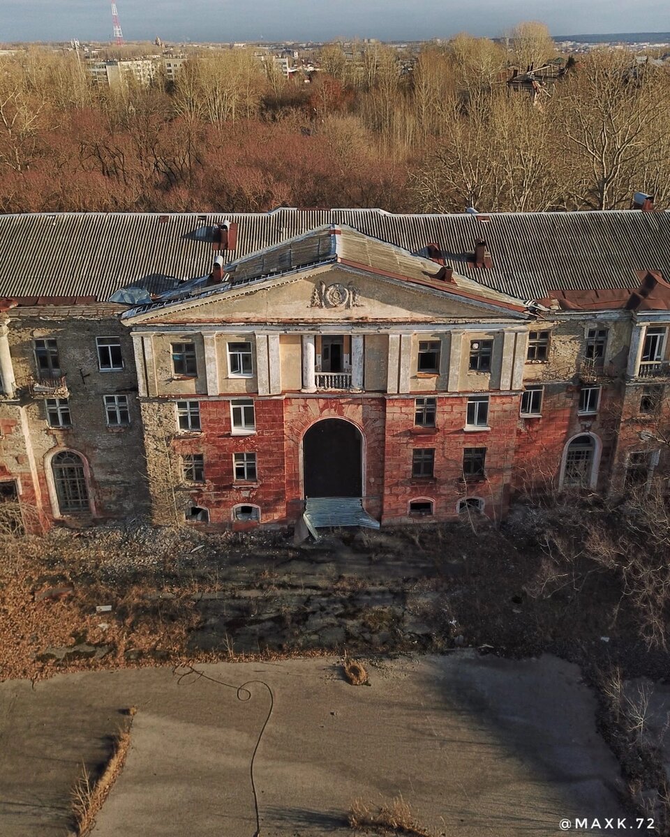 Единственный дом который не сносят.Считается архитектурой города.через арку мы проходили с конечной остановки в школу теперь как видно там всё заросло😒🫨🫣