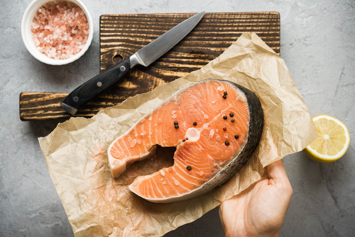 Изображение от <a href="https://ru.freepik.com/free-photo/top-view-salmon-with-condiments_11214414.htm#query=%D1%84%D0%BE%D1%80%D0%B5%D0%BB%D1%8C%20%D1%81%D1%82%D0%B5%D0%B9%D0%BA%D0%B8&position=17&from_view=search&track=ais">Freepik</a>