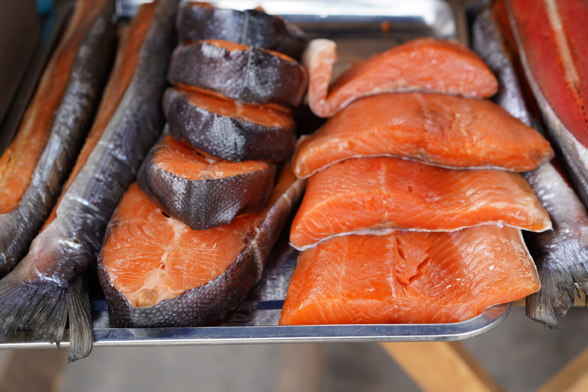 Красная не жирная рыба идеально подходит для копчения. Продукт сохраняет полезные свойства и приобретает неземной вкус и аромат.