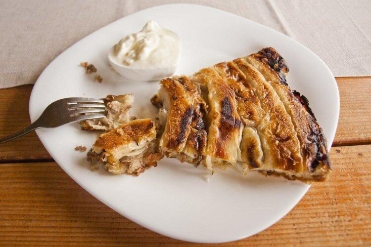 Быстрый пирог из лаваша с куриной печенью и сыром