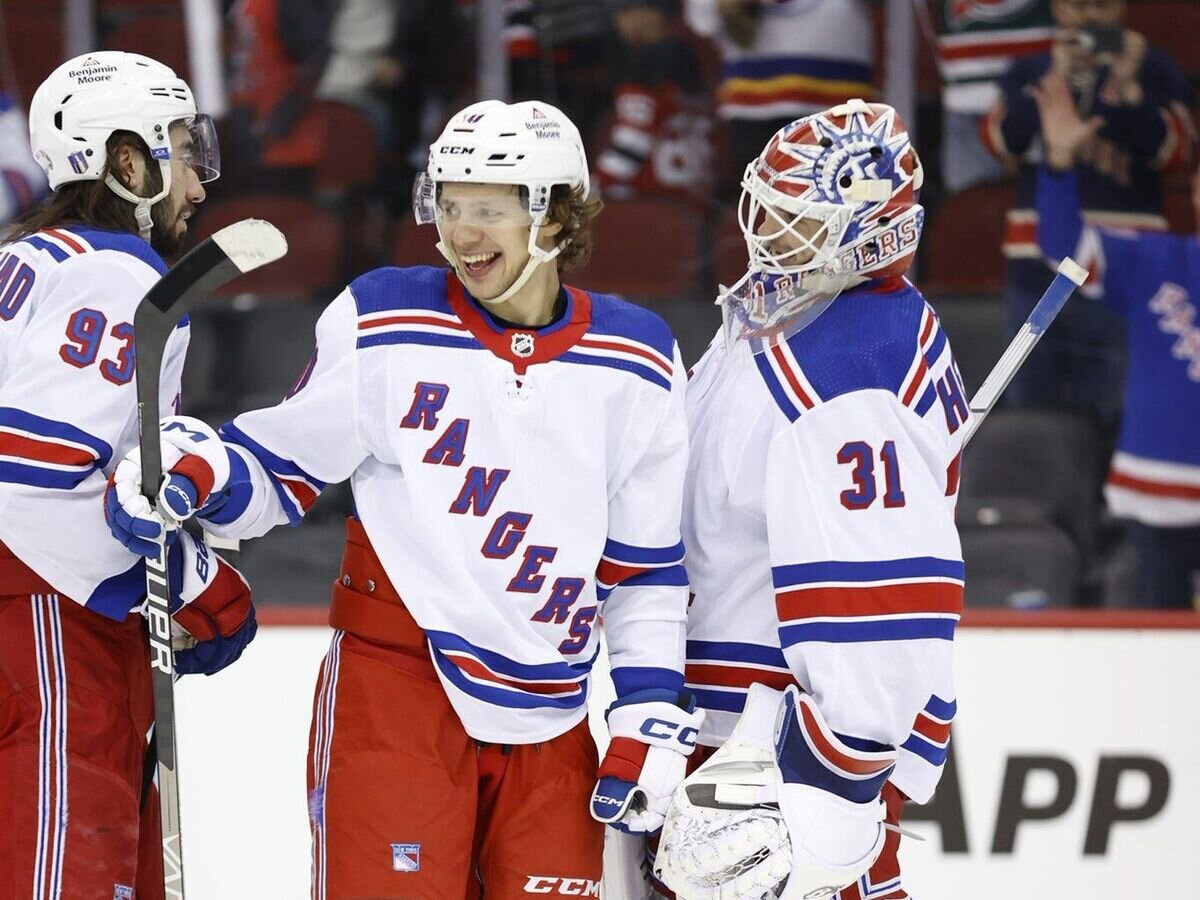    Хоккеисты "Нью-Йорк Рейнджерс" Артемий Панарин и Игорь Шестеркин© Фото : twitter.com/nyrangers