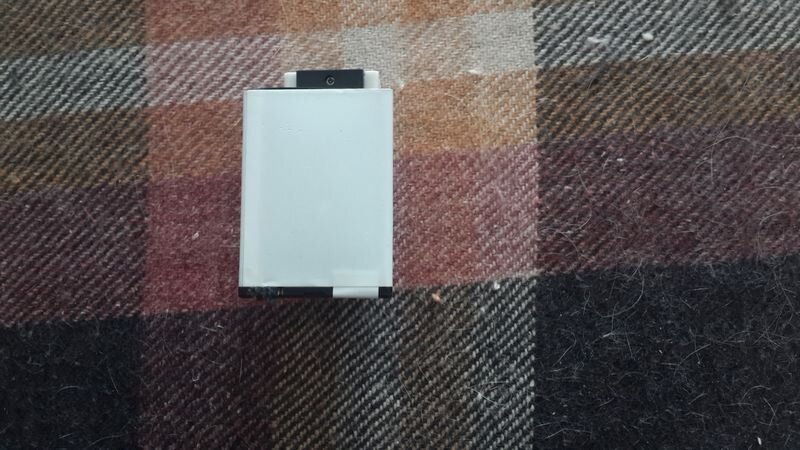 Вид сзади: аккумулятор приклеен к плееру все тем же суперклеем...