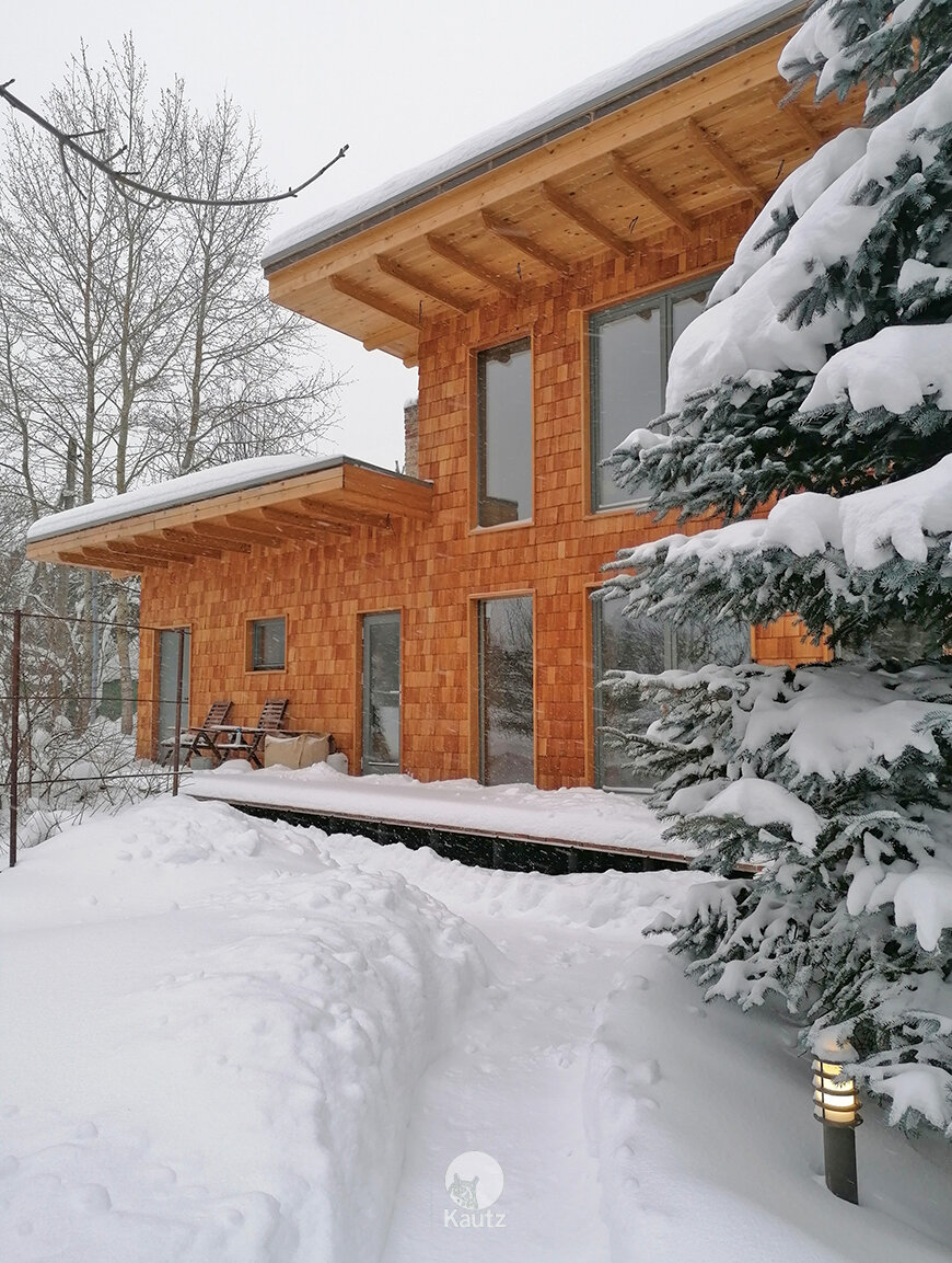 Фасад обшит полностью шинделем (дранкой) из лиственницы. Доборы окон также из массива лиственницы. 