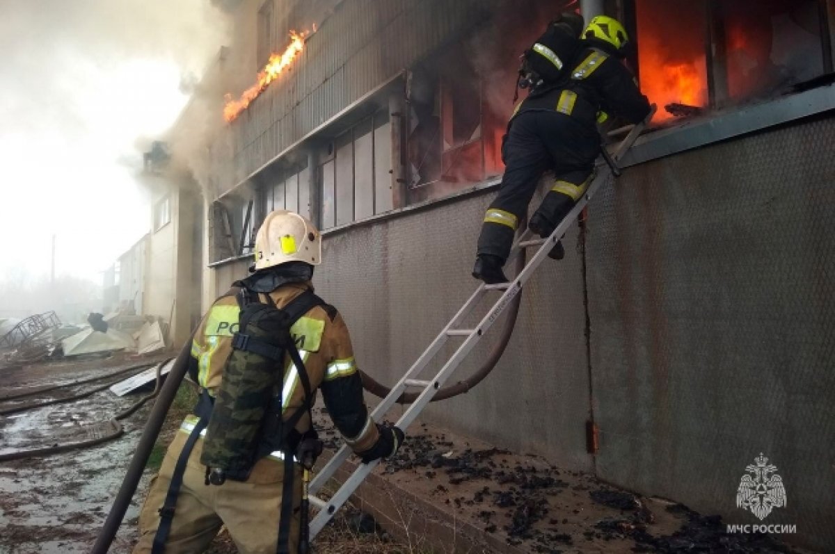    Пожар в производственном здании на Заводской в Оренбурге полностью ликвидирован.