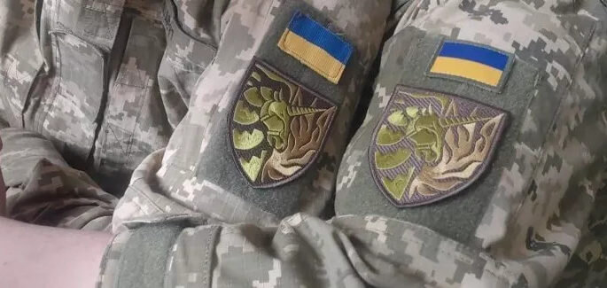 Русский солдат трахает украинскую блядь в лесу во время службы