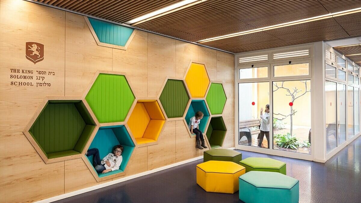     Девятилетние Гарри и Лиза Галкины посещают элитную частную школу The King Solomon School, расположенную на севере от Тель-Авива, пишут в открытых источниках.