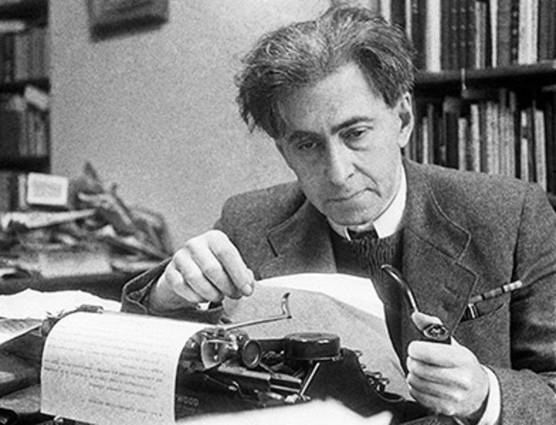 Илья Григорьевич Эренбург, писатель, поэт, переводчик, журналист, общественный деятель. Во время Великой Отечественной войны Илья Эренбург был военным корреспондентом газеты "Красная Звезда".