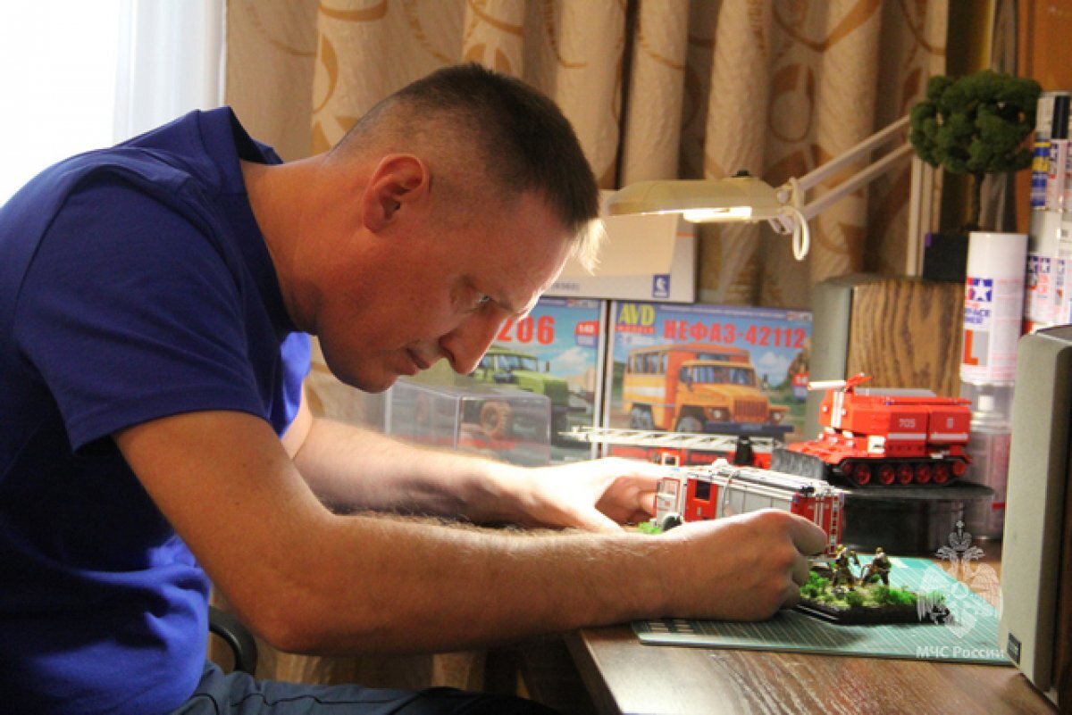    Самолет-ночник и 111 машин! Пожарный создал парк игрушечной спецтехники