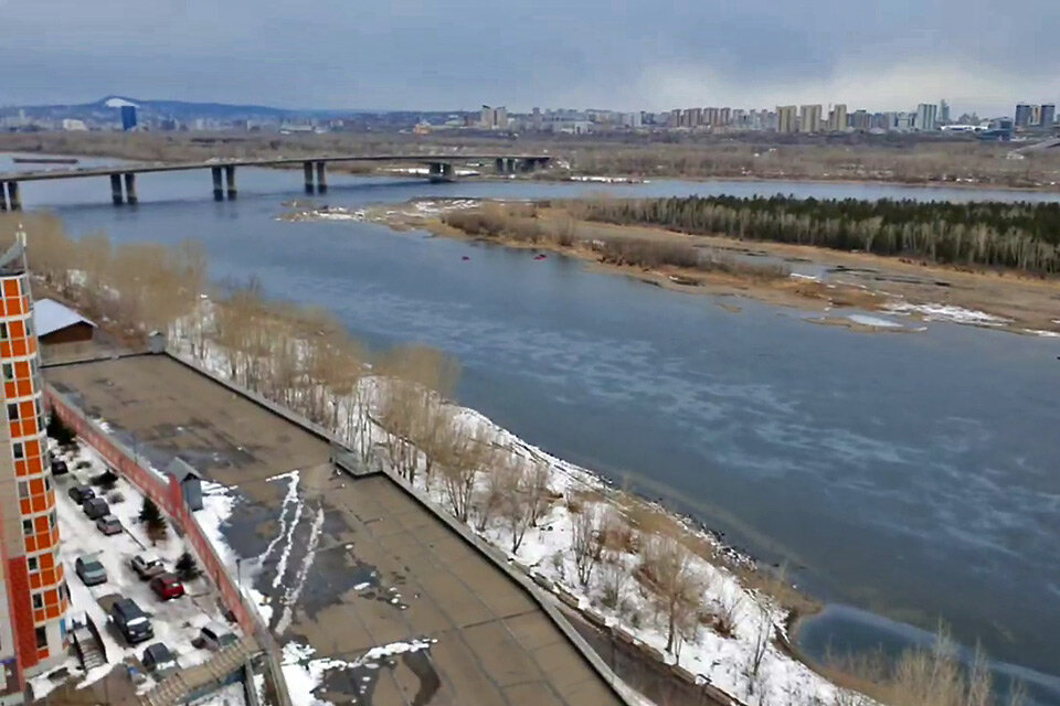     Огромные масляные пятна постоянно идут вниз по Енисею