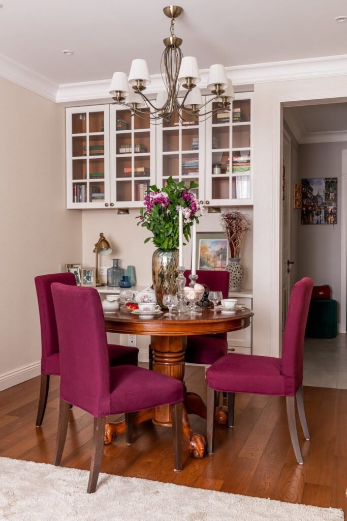 На месте кухни разместили полноценную спальню. Из однушки - необычная двушка