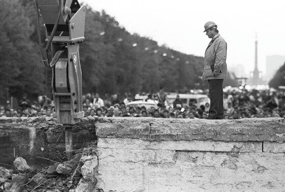   Начало сноса Берлинской стены у Бранденбургских ворот, Берлин, Германия, Европа