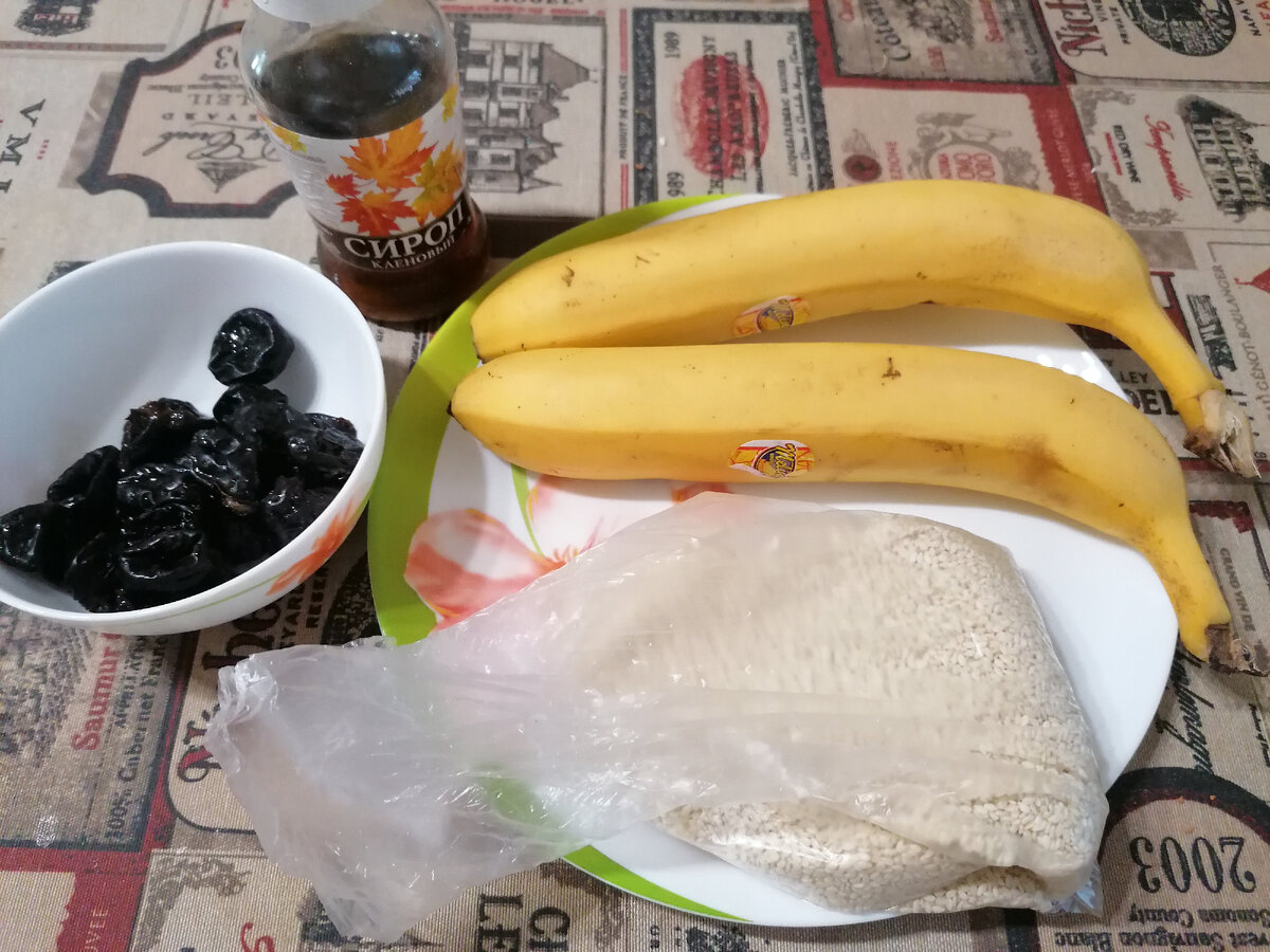 У меня большая духовка, поэтому беру 2 банана, 2 ложки кунжута, десять черносливин