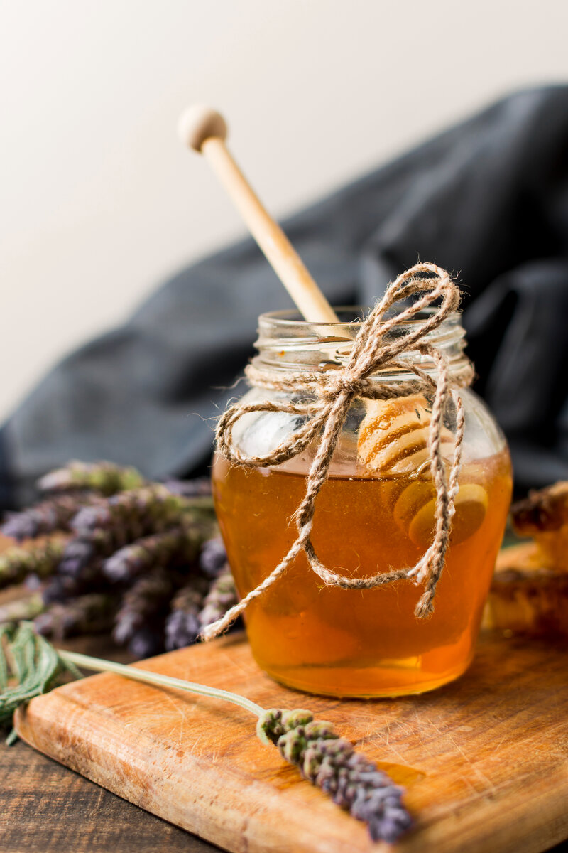 Изображение от <a href="https://ru.freepik.com/free-photo/honey-jar-with-spoon-and-lavender_4289766.htm#query=%D0%BC%D0%B5%D0%B4%20%D0%B2%20%D0%B1%D0%B0%D0%BD%D0%BA%D0%B5&position=12&from_view=search&track=ais">Freepik</a>